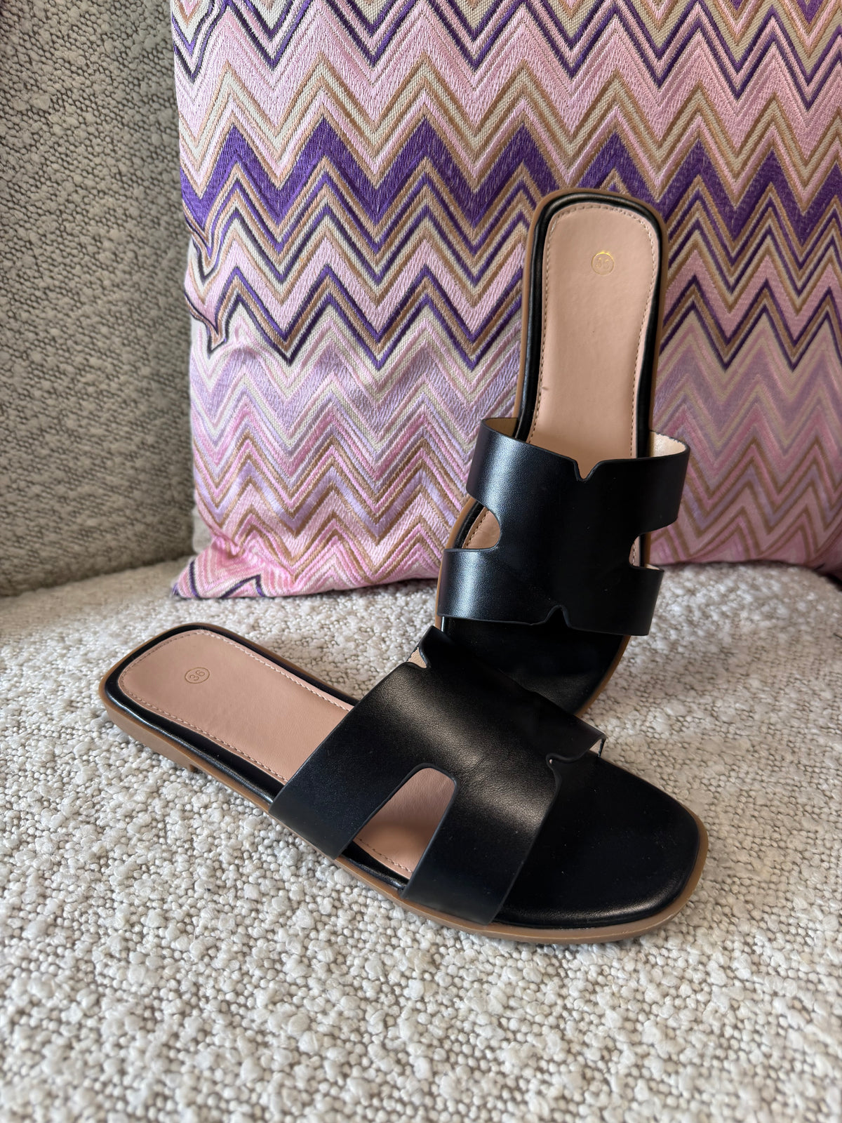 H Slippers Zwart